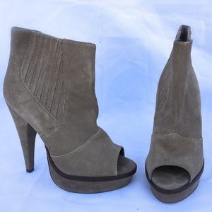 Steve Madden gray suede heeled boot-010